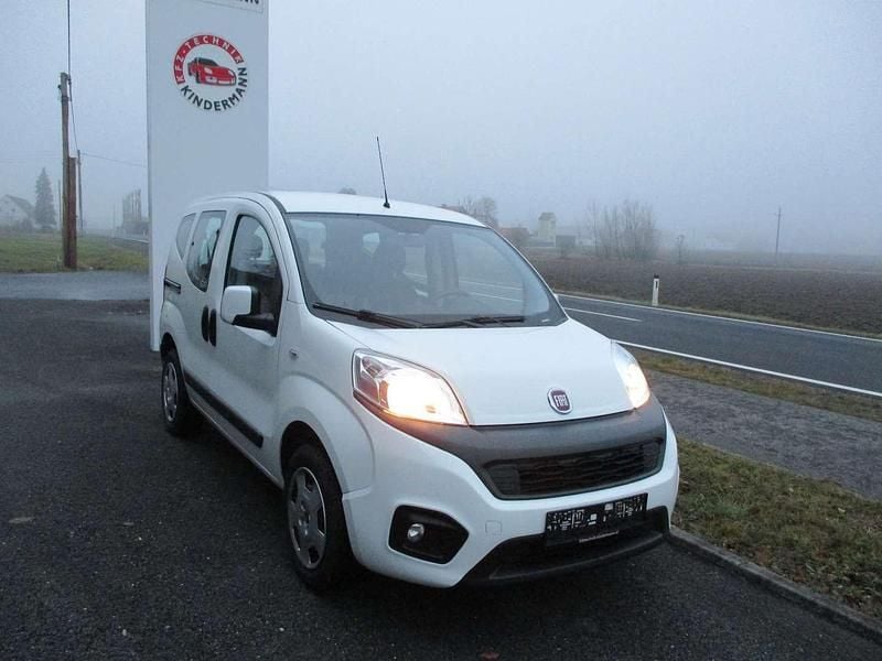 Weiß Gebraucht 2019 Fiat Qubo Lounge Van / Kleinbus | € 8.990 - Bild 1/4