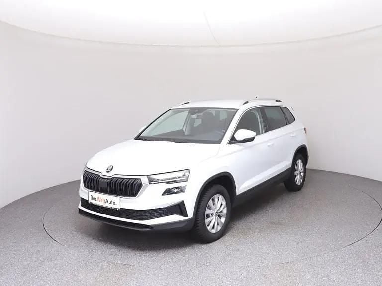 Weiss metallic Neu 2025 Skoda Karoq Selection SUV | € 34.490 (Superpreis) - Bild 1/4