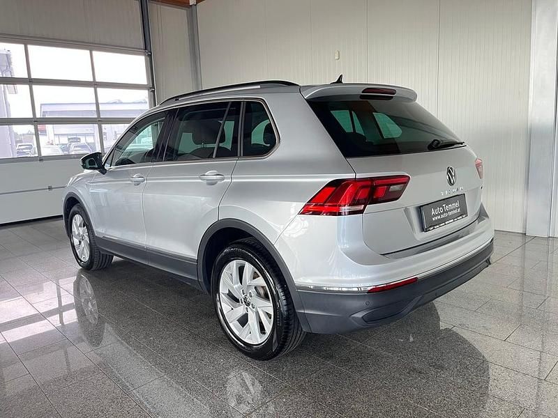 Gebraucht VW Tiguan Life 150 PS (110 kW) 2021 Silber  metallic SUV