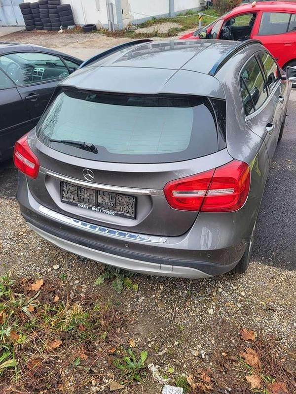 Gebraucht Mercedes GLA180 Edition 109 PS (80 kW) 2015 Grau SUV