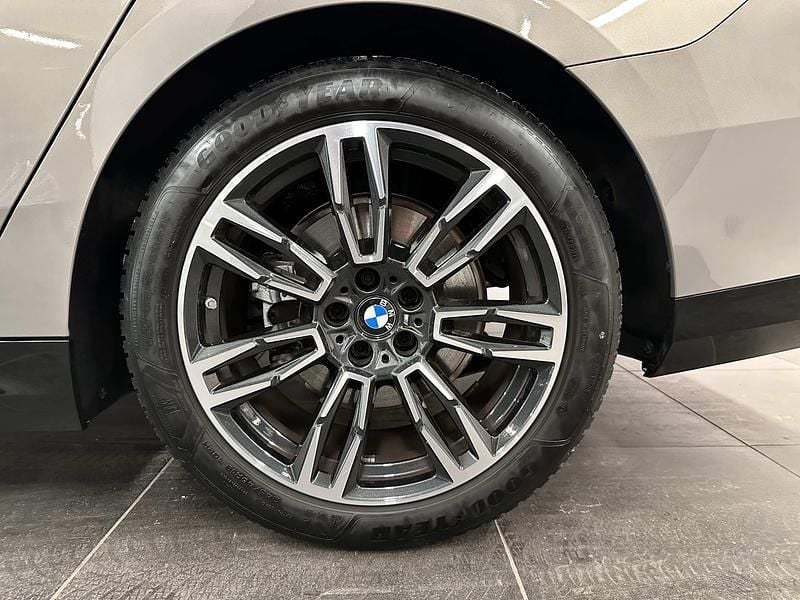 Gebraucht BMW 520 M Sport 208 PS (152 kW) 2025 Grau Limousine