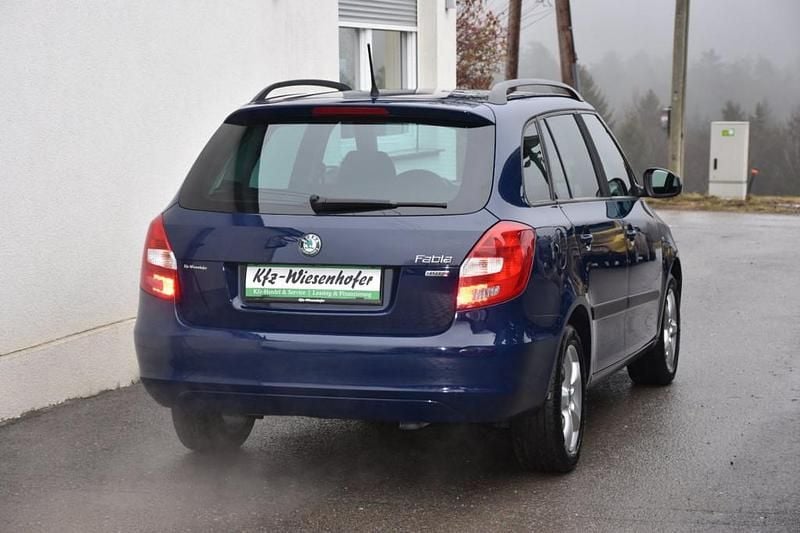 Gebraucht Skoda Fabia Family 69 PS (50 kW) 2011 Blau Kombi