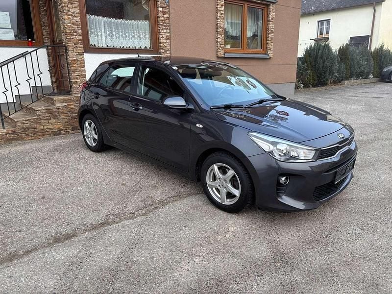 Grau Gebraucht 2019 Kia Rio Limousine | € 9.800 (Fairer Preis) - Bild 1/4