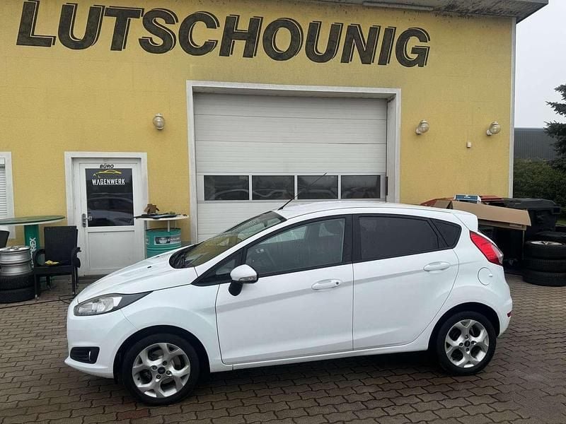 Gebraucht Ford Fiesta Trend 60 PS (44 kW) 2013 Weiß Kleinwagen