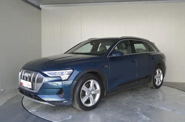Mittelblau metallic Gebraucht 2019 Audi e-tron Advanced SUV | € 42.990 - Bild 1/4