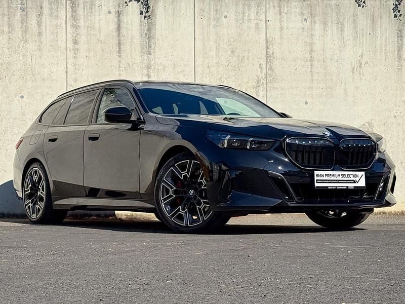 Gebraucht BMW 520 Shadowline 197 PS (144 kW) 2025 Saphirschwarz Kombi