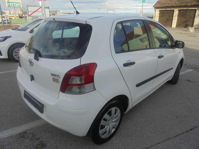 Gebraucht Toyota Yaris 69 PS (50 kW) 2011 Weiß Kleinwagen