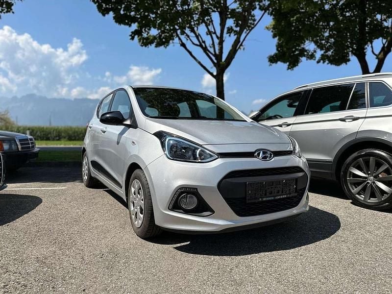 Silber Gebraucht 2015 Hyundai i10 Blackline Kleinwagen | € 9.000 (Fairer Preis) - Bild 1/4