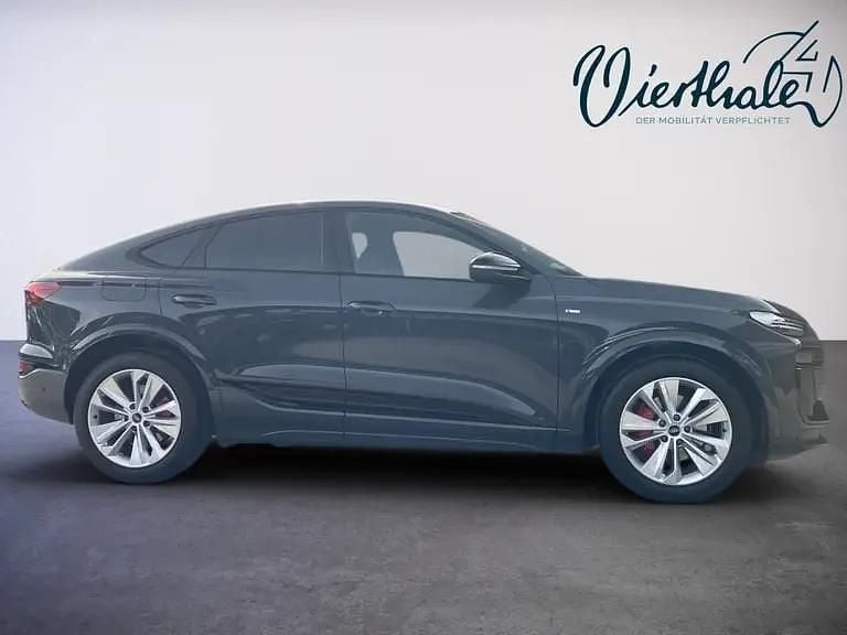 Gebraucht Audi Q6 Sportback e-tron Ambiente 284 kW (387 PS) 2025 Hellgrau  metallic SUV