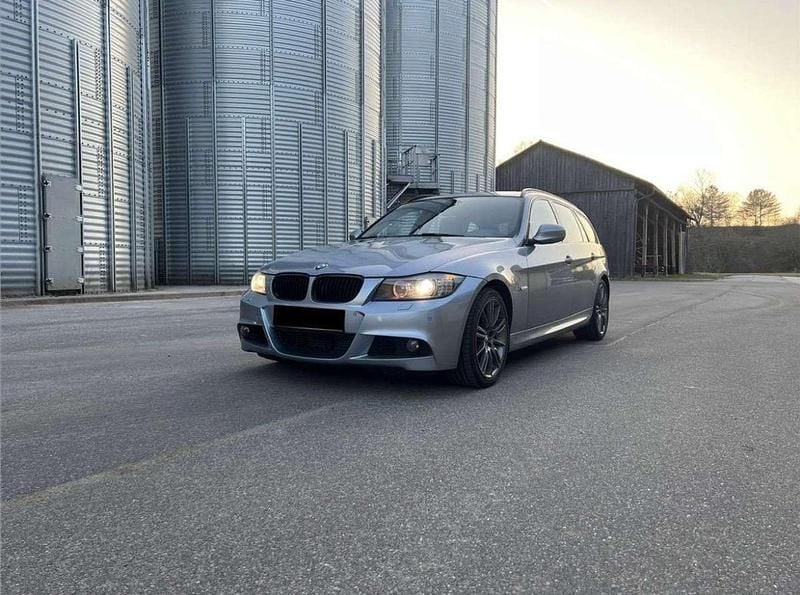 Blau Gebraucht 2011 BMW 330 Sport Line Kombi | € 9.490 (Fairer Preis) - Bild 1/4