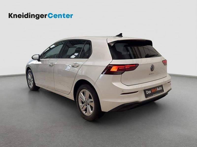 Gebraucht VW Golf VIII Life 115 PS (84 kW) 2023 Weiss  metallicperleffekt Limousine