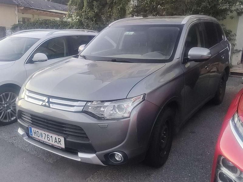 Grau Gebraucht 2015 Mitsubishi Outlander Instyle SUV | € 6.500 - Bild 1/4