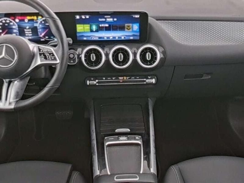 Gebraucht Mercedes GLA200 Progressive 163 PS (119 kW) 2024 Silber SUV