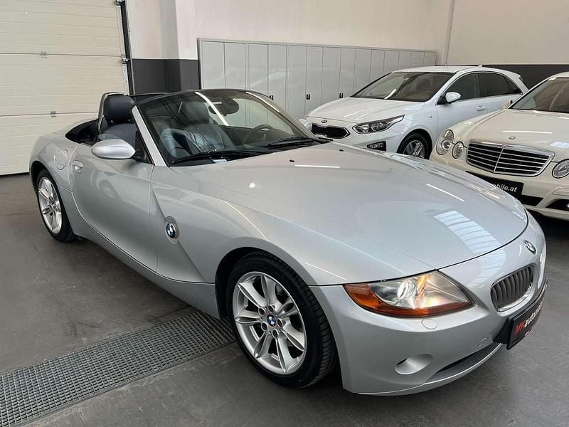 Silber Gebraucht 2003 BMW Z4 Sport Line Cabrio | € 18.990 - Bild 1/4