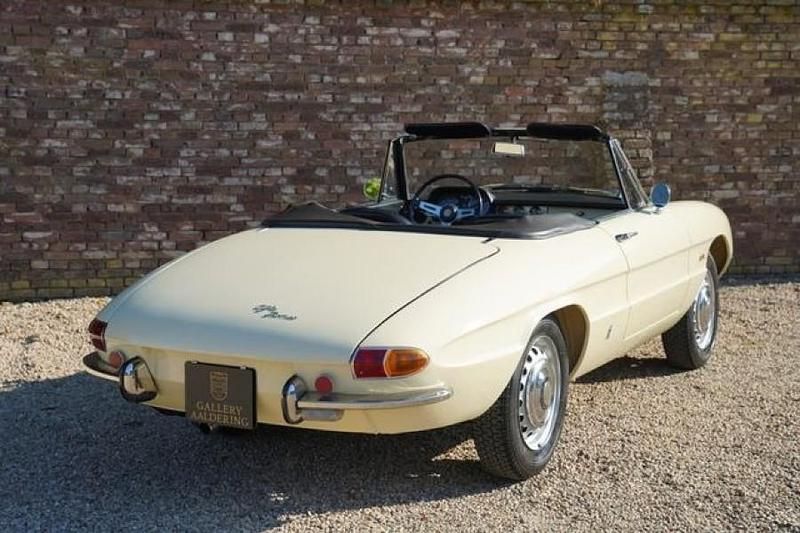 Gebraucht Alfa Romeo Spider 109 PS (80 kW) 1967 Beige Cabrio