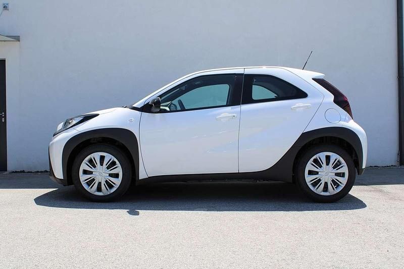 Neu Toyota Aygo Play 72 PS (52 kW) 2025 Weiß Kleinwagen