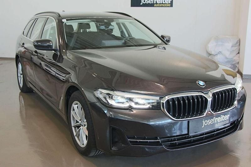 Grau Gebraucht 2022 BMW 520 Kombi | € 32.900 (Guter Preis) - Bild 1/4