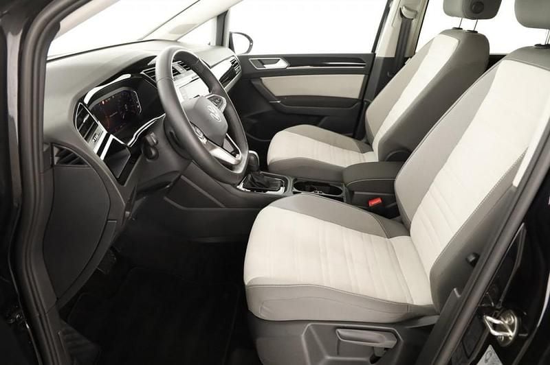 Gebraucht VW Touran Highline 150 PS (110 kW) 2024 Schwarz  metallic Van / Kleinbus