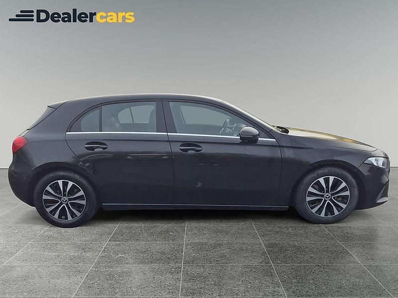 Gebraucht Mercedes A180 116 PS (85 kW) 2021 Schwarz Limousine