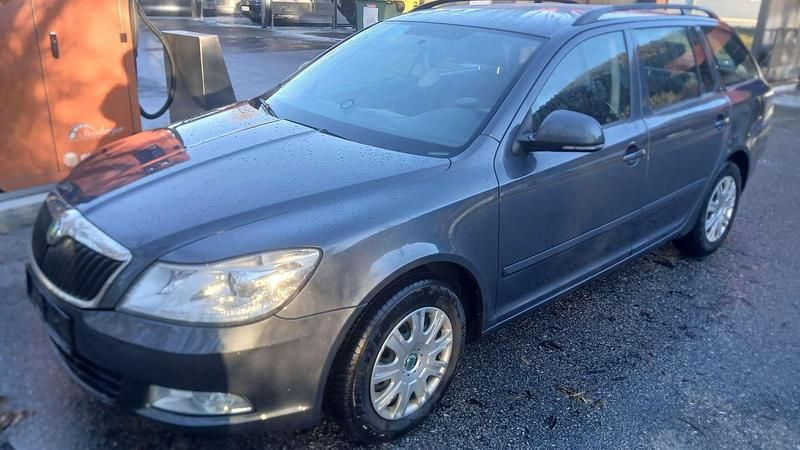 Grau Gebraucht 2011 Skoda Octavia Ambition Kombi | € 4.200 (Etwas zu teuer) - Bild 1/4