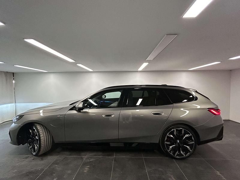 Gebraucht BMW 550e M Sport 489 PS (359 kW) 2025 Grau Kombi