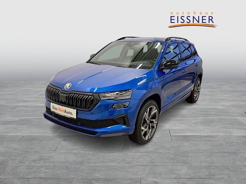 Mittelblau metallic Neu 2026 Skoda Karoq SportLine SUV | € 47.490 (Fairer Preis) - Bild 1/4