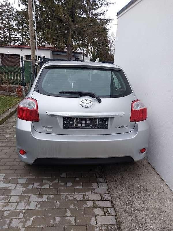 Gebraucht Toyota Auris 90 PS (66 kW) 2011 Silber Kleinwagen