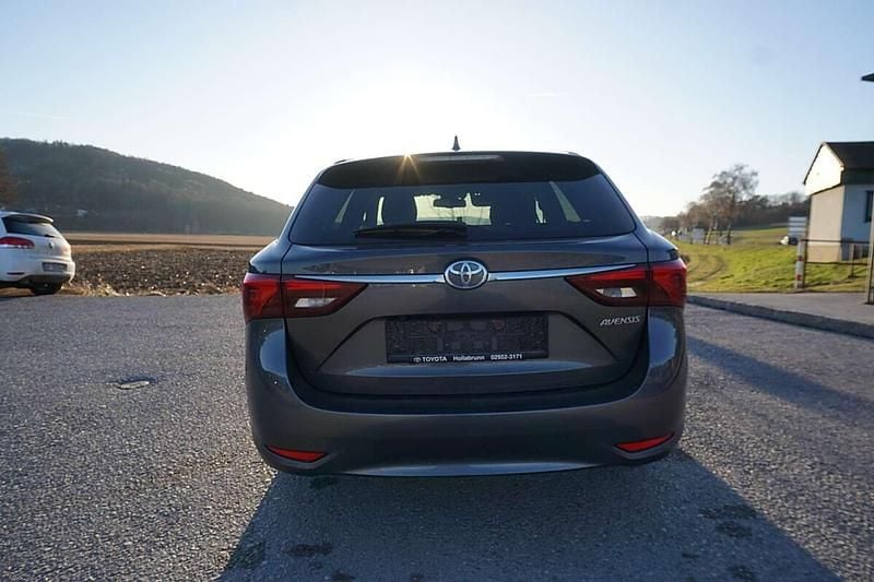Gebraucht Toyota Avensis Active 143 PS (105 kW) 2019 Grau Kombi