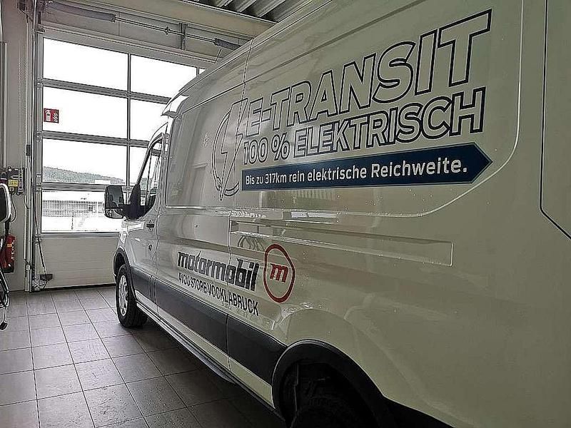 Gebraucht Ford E-Transit Trend 135 kW (184 PS) 2023 Frostweiß Van