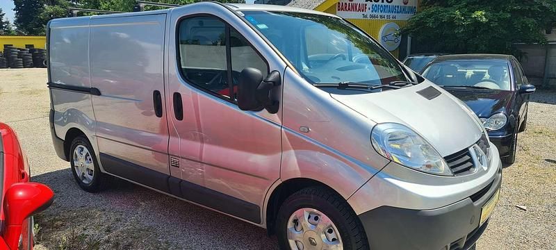 Gebraucht Renault Trafic 90 PS (66 kW) 2013 Silber Van / Kleinbus