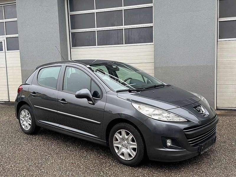Grau Gebraucht 2011 Peugeot 207 Active Limousine | € 5.490 (Etwas zu teuer) - Bild 1/4