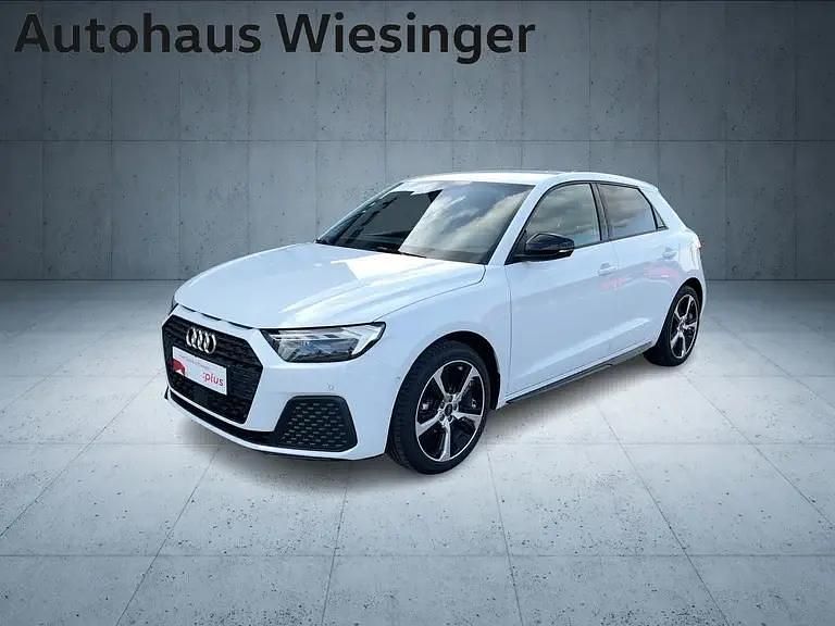 Weiss metallic Neu 2025 Audi A1 Sportback Kleinwagen | € 31.900 (Teuer) - Bild 1/4