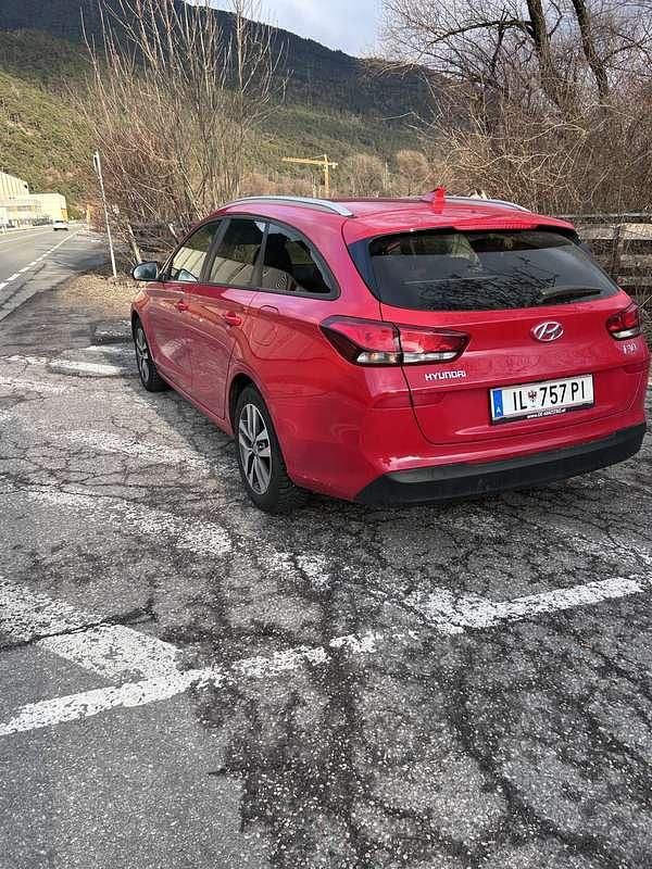 Gebraucht Hyundai i30 116 PS (85 kW) 2019 Rot Kombi