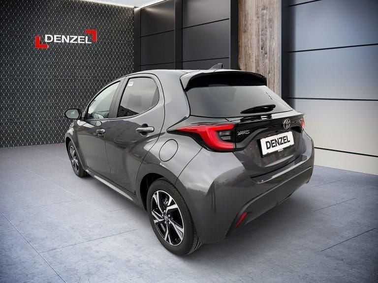 Neu Toyota Yaris Hybrid Active 92 PS (67 kW) 2026 Ash grey Limousine