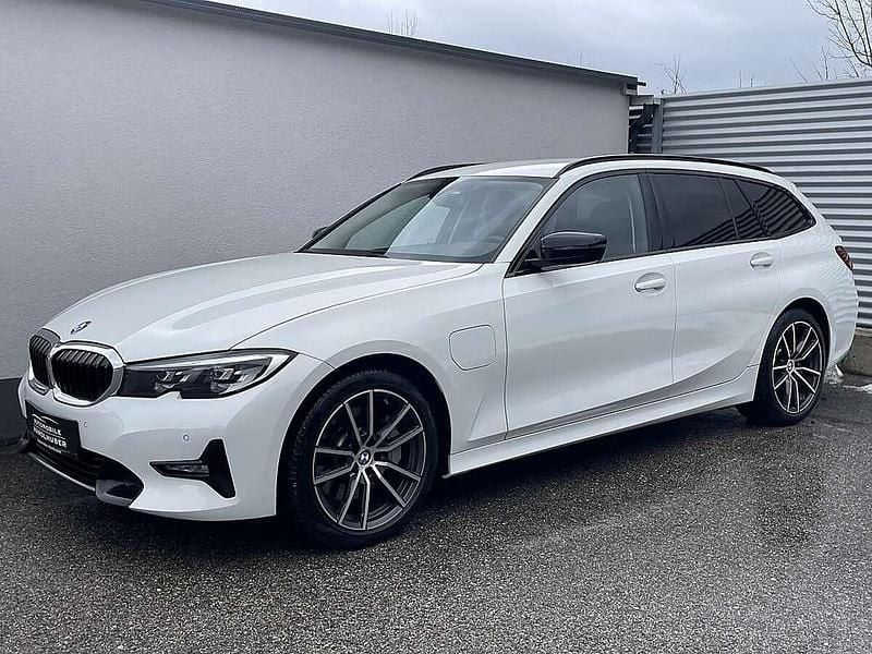 Gebraucht BMW 330e Sport Line 184 PS (135 kW) 2021 Weiß Kombi