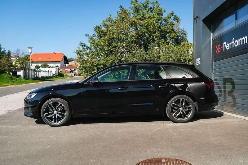 Gebraucht Audi A4 Basis 163 PS (119 kW) 2021 Schwarz Kombi