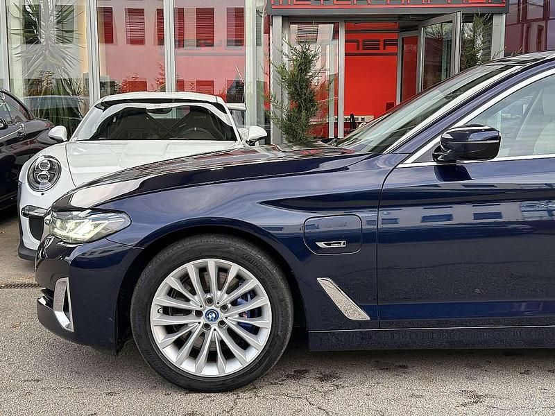 Gebraucht BMW 530e Luxury Line 184 PS (135 kW) 2022 Tansanitblau Kombi