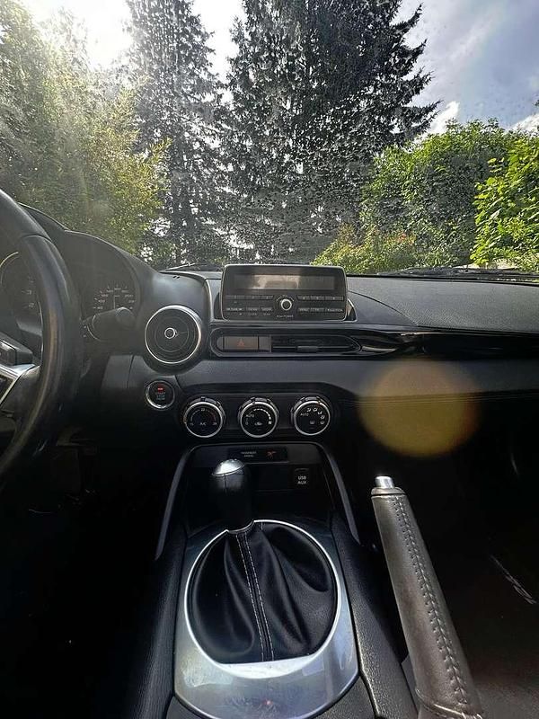Rot Gebraucht 2017 Fiat 124 Spider Lusso Cabrio | € 21.500 - Bild 1/4