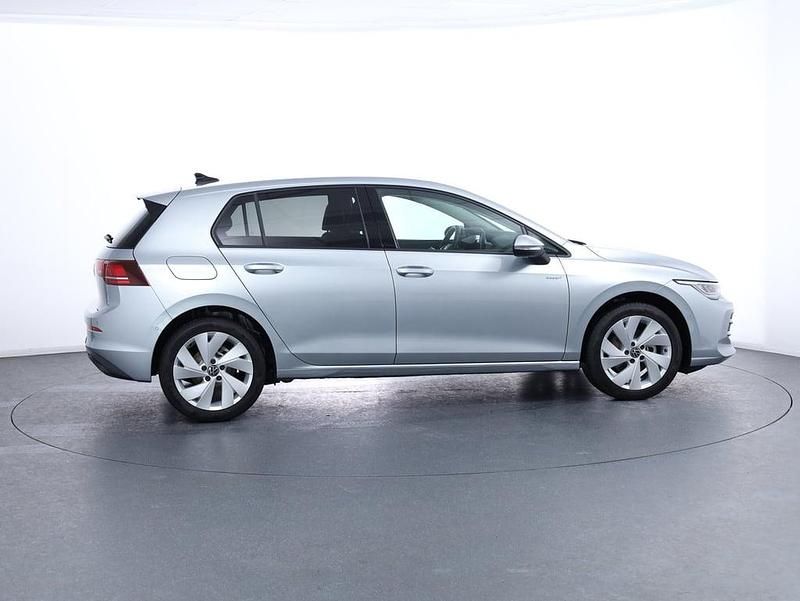 Neu VW Golf VIII 115 PS (84 kW) 2026 Silber  metallic Limousine