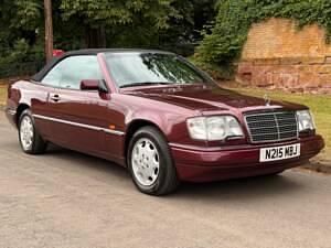 Rot Gebraucht 1996 Mercedes E220 Cabrio | € 20.542 - Bild 1/4