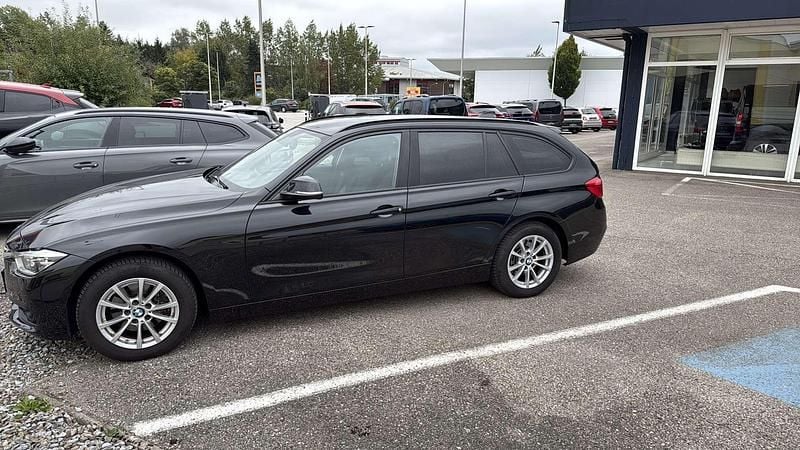 Schwarz Gebraucht 2016 BMW 320 Sport Line Kombi | € 16.990 (Fairer Preis) - Bild 1/4