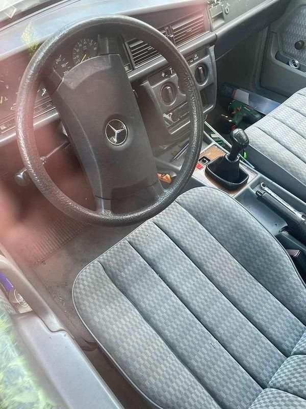 Gebraucht 1988 Mercedes E200 Limousine | € 6.000 - Bild 1/4