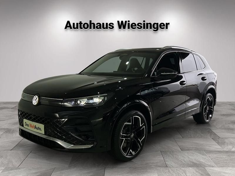 Schwarz metallic Neu 2025 VW Tiguan Sport SUV | € 56.700 (Teuer) - Bild 1/4