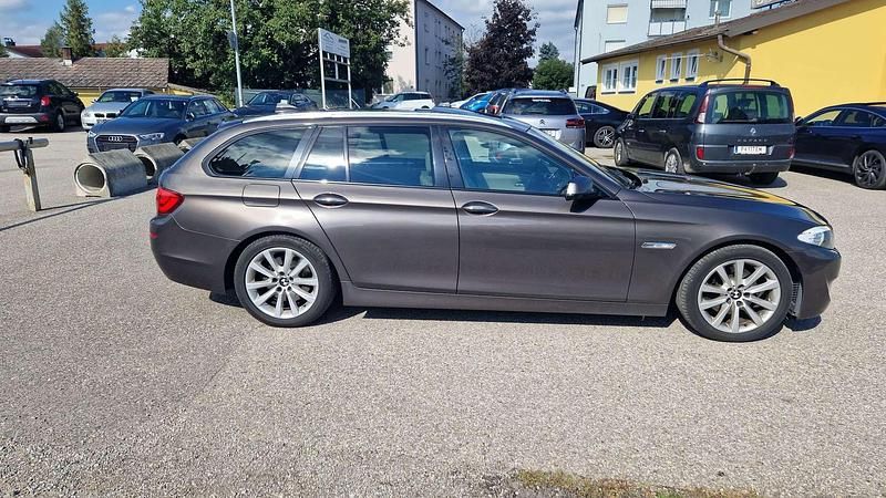 Braun Gebraucht 2012 BMW 520 Kombi | € 19.900 - Bild 1/4
