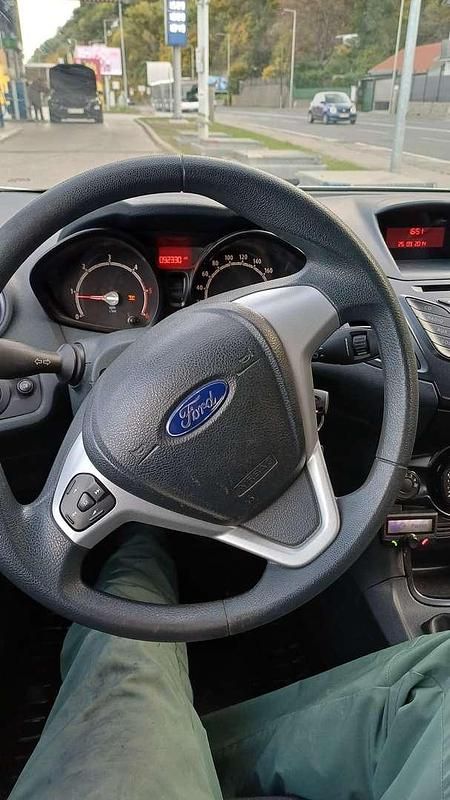 Gebraucht Ford Fiesta Basis 69 PS (50 kW) 2012 Weiß Kleinwagen