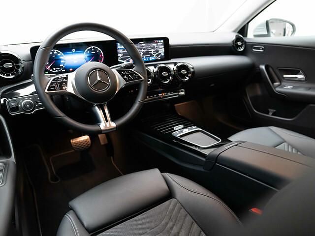 Gebraucht Mercedes A180 116 PS (85 kW) 2023 Silber Limousine