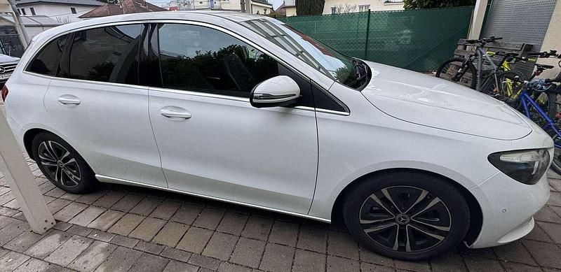 Gebraucht Mercedes B180 116 PS (85 kW) 2023 Weiß Van / Kleinbus