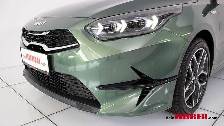 Neu Kia Ceed Attract 99 PS (72 kW) 2025 Grün Kleinwagen