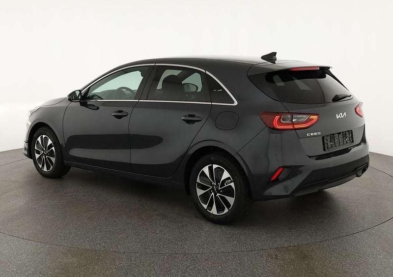 Neu Kia Ceed 140 PS (102 kW) 2025 Grau Kleinwagen