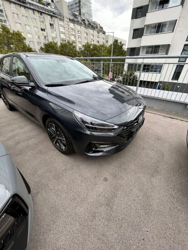 Gebraucht Hyundai i30 Trend 120 PS (88 kW) 2023 Dark knight